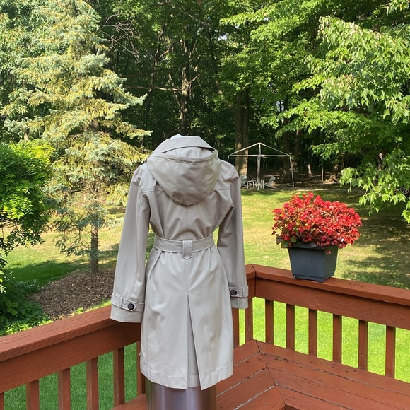 Ellen Tracy light trench coat w/ detachable hood, Excellent Condition, - Picture 3 of 16